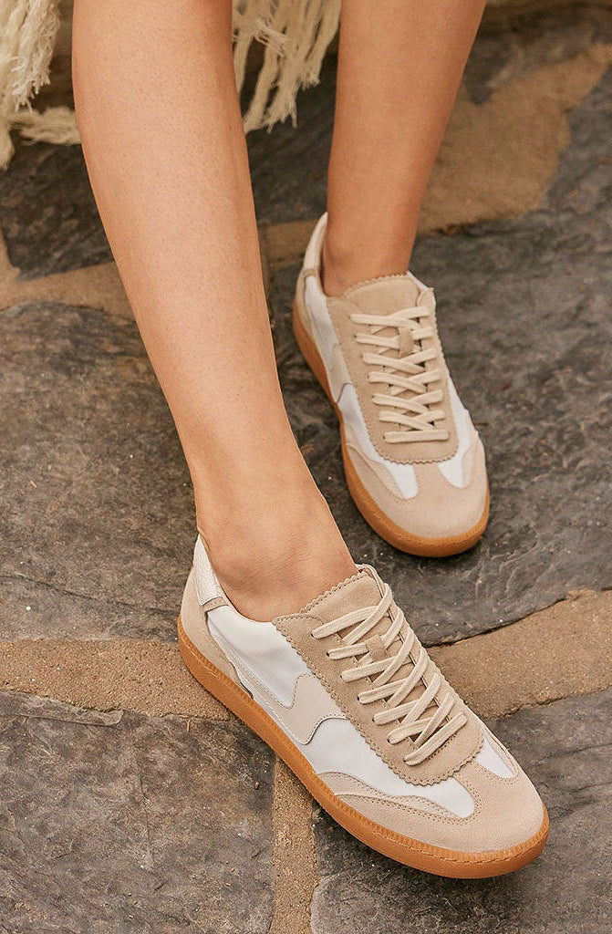 Dolce Vita offers sneakers 6.5