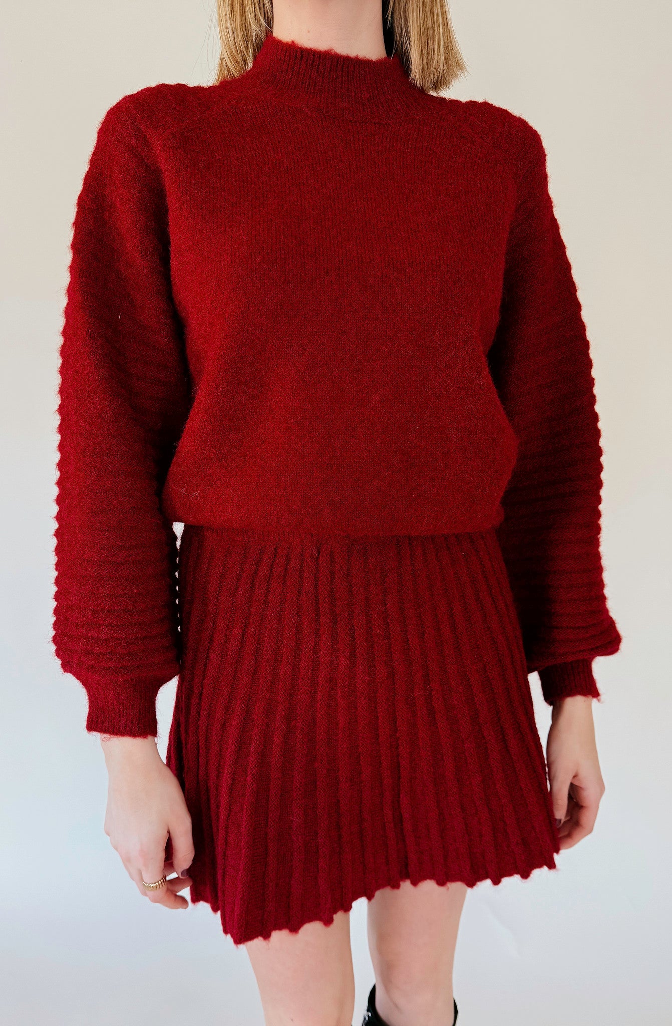 SO SCARLET CROPPED SWEATER