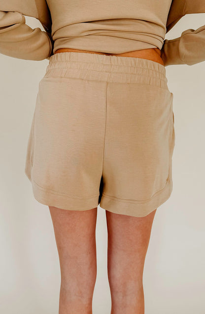 LINED UP ELASTIC SHORTS