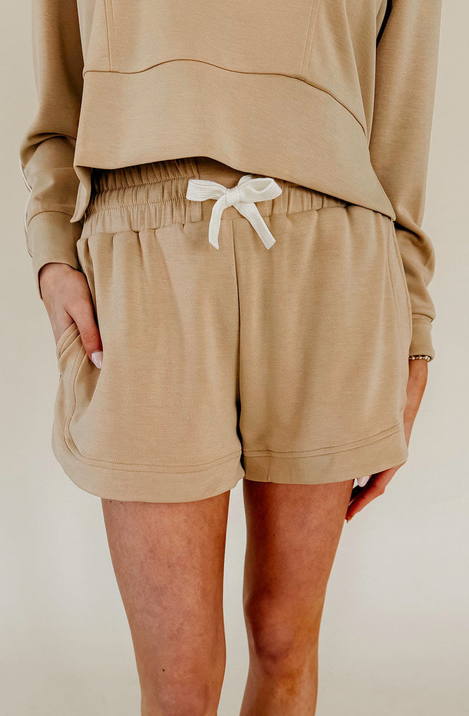 LINED UP ELASTIC SHORTS